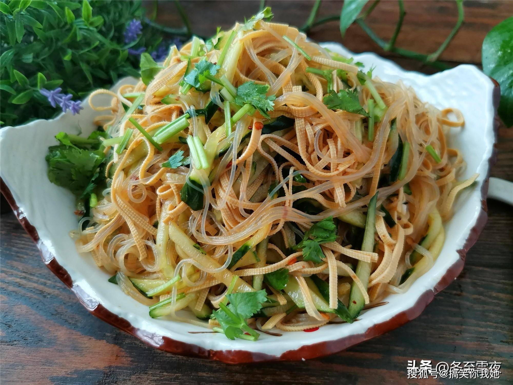 粉丝的做法很多,可以用来凉拌,炒,炖,炸等,拌粉丝怎么拌好吃?