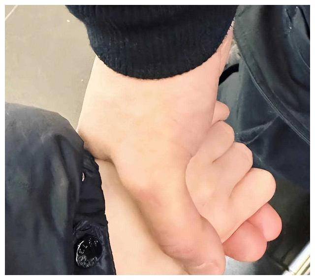 徐冬冬晒出与尹子维甜蜜牵手照笑容中充满爱意