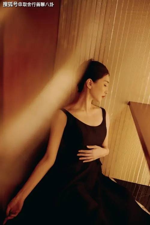 原创37岁江疏影写真照释出身穿蓝色内衣大秀完美身材十分性感