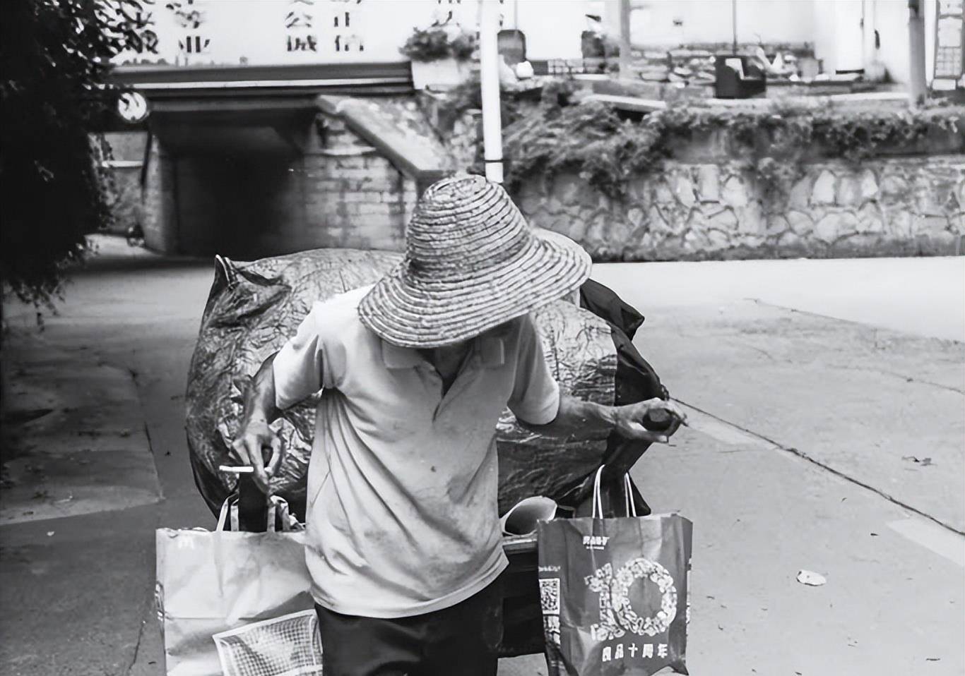 2015年一老人拾荒攒下21万因儿子不孝把钱藏在寿衣里一同火化