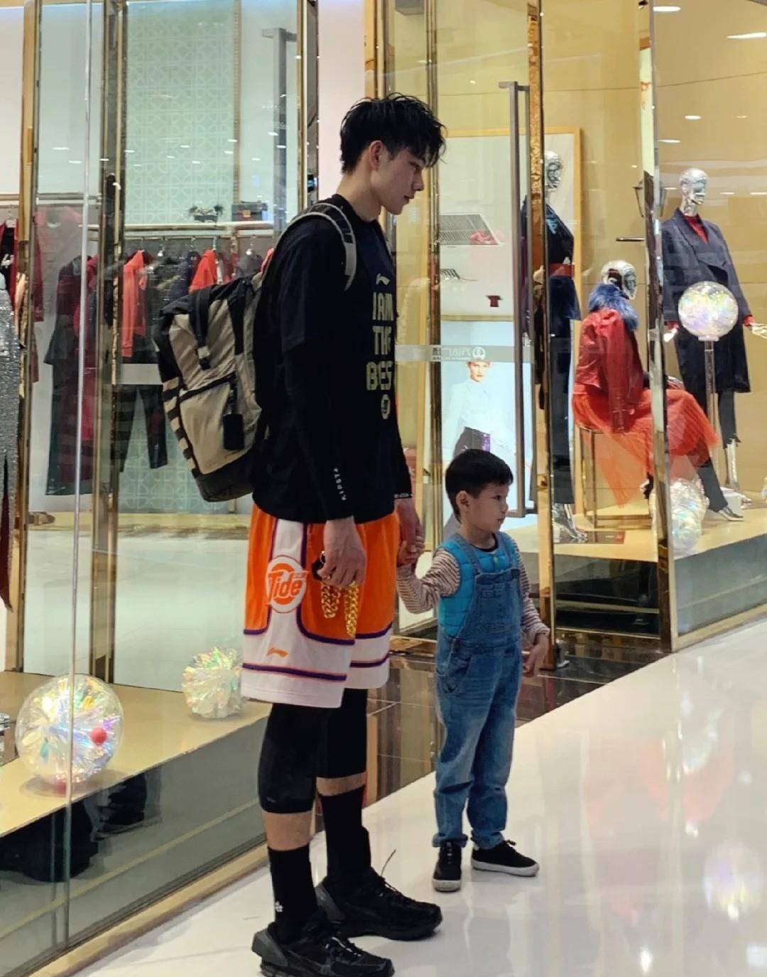 203cm帅哥诠释不一"高"样 篮球运动员兼多面手_李思舞_生活_体格