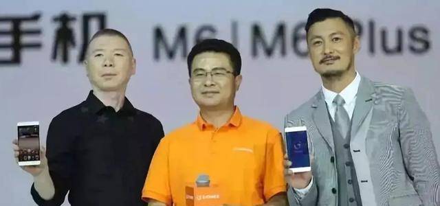 带来了现象级手机"语音王"金立a350手机,黑金配色的商务机型和曲线