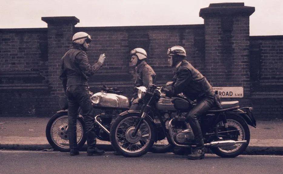 车,即所谓的café racer,特征包括:油箱改成狭长造型,允许骑手趴上去