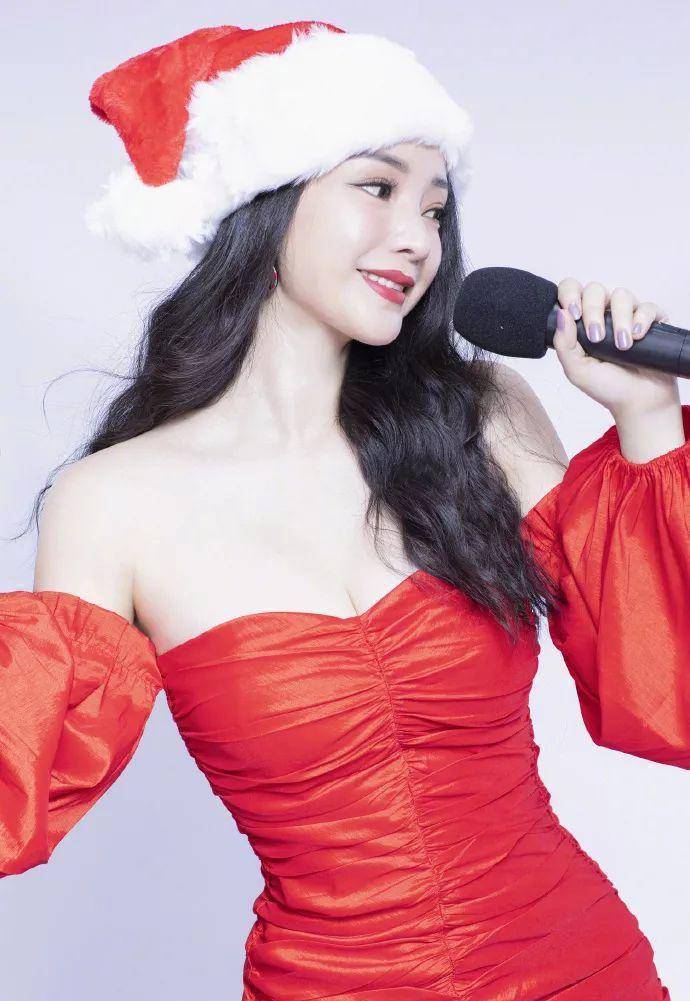 原创有一种二次时尚叫柳岩穿上时尚褶皱裙那一刻说不羡慕是假的