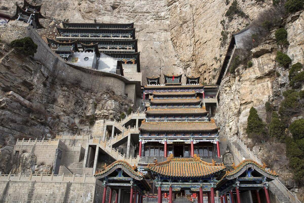 云峰寺不仅有悬崖峭壁石窟里的寺庙,还有一段悬梯之字形悬空栈道.