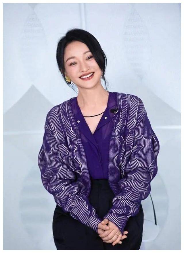 周迅43岁和董洁49岁同框照一个僵硬一优雅同台对比