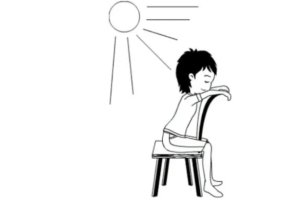 调气血我们背对太阳,让阳光直射背部,只需不多时,就会感觉全身暖暖的