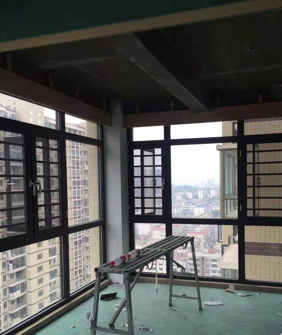 自己可以在装修时先去看看,左邻右舍装修房子时,飘窗护栏是怎么处理的