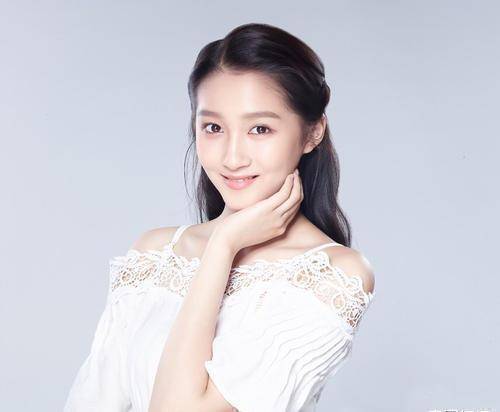 原创关晓彤七夕不跟鹿晗撒糖扎冲天辫捧美食扮萌吃营养餐不浪费