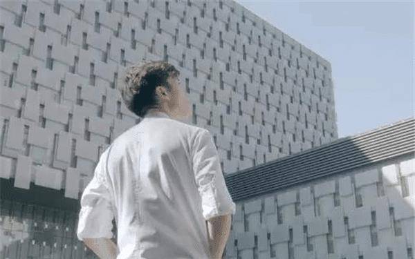 原创90后帅气医生火爆网络25岁博士毕业颜值与才华兼备却受困扰