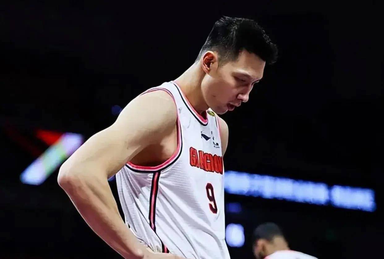 易建联的篮球生涯始于广东宏远队,后来加入了nba的多支球队,包括密尔