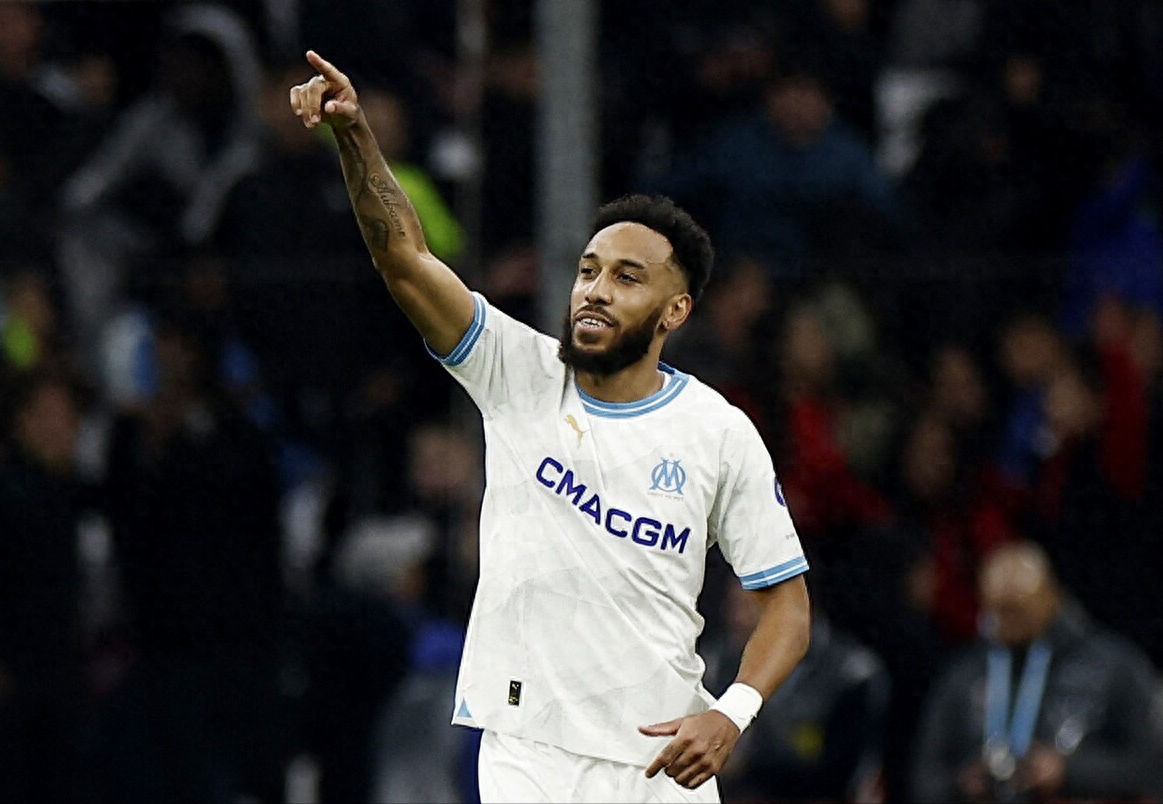 德甲英超双料金靴闪耀法甲 免签&本赛季21球8助&9球领跑欧联_奥巴梅扬