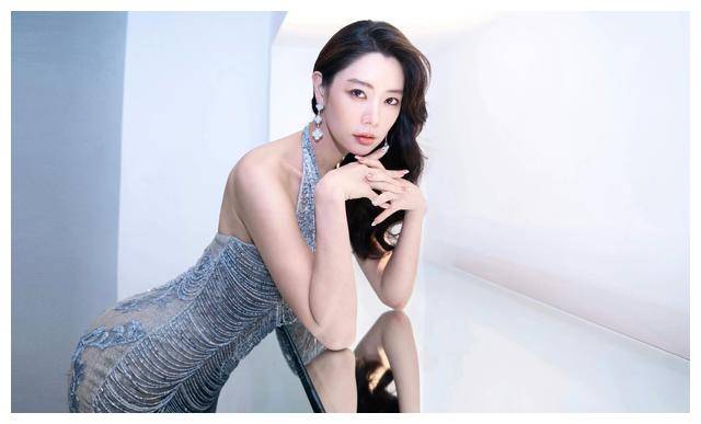 克拉拉由甜美花瓶蜕变为魅力女神瞩目转变