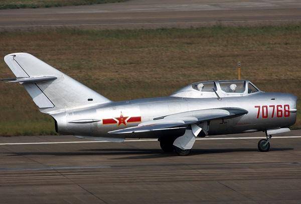 除了航程较短之外,在爬升,加速和转弯等方面的性能都优于美制f-86战斗