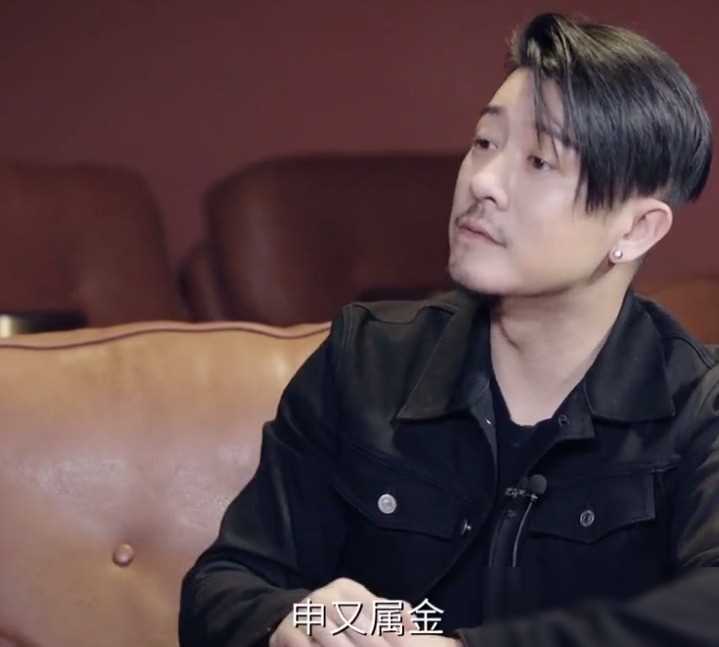 亲妈是导演干妈是导演20年都捧不红他却在娶妻改名后火了