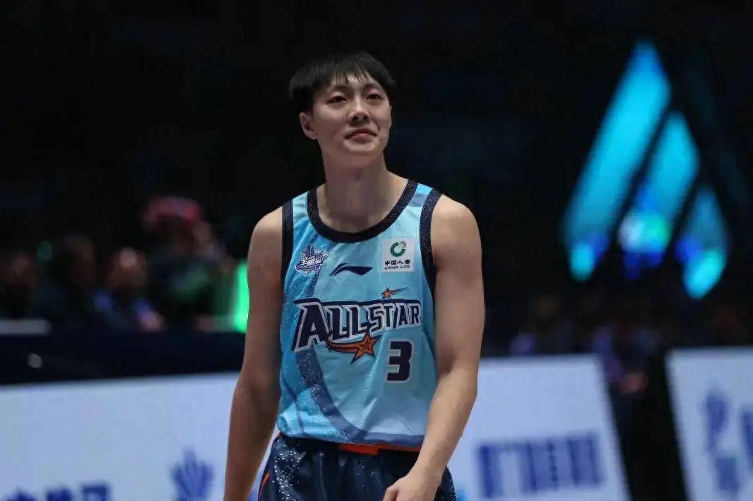 璀璨星夜,胡明轩荣耀封王:全明星周末的精彩逆转与娱乐盛宴_比赛_南区