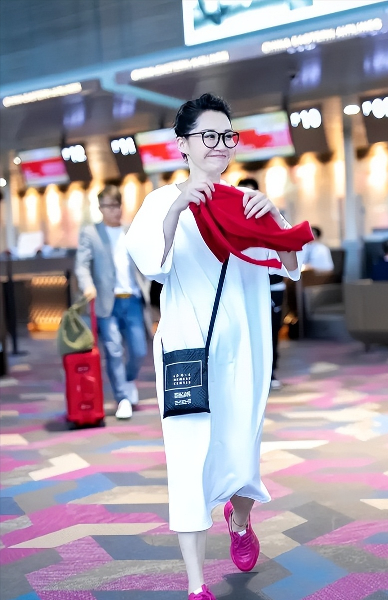 时尚穿搭技巧:白色连体裙 粉色鞋子 黑色布袋包观众和粉丝们对许晴这