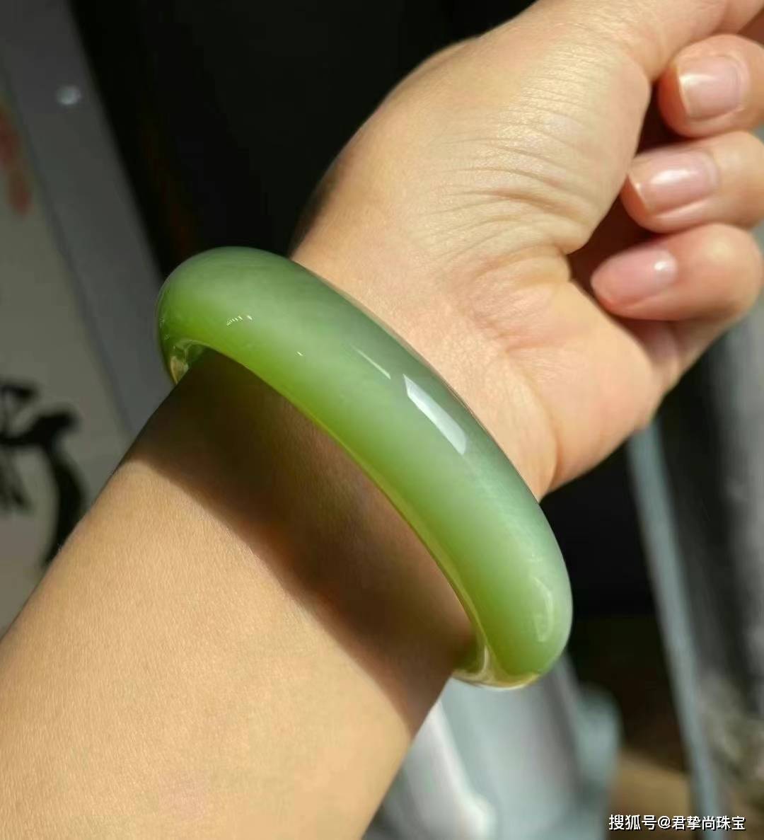 黑青玉和田玉中的珍稀宝石