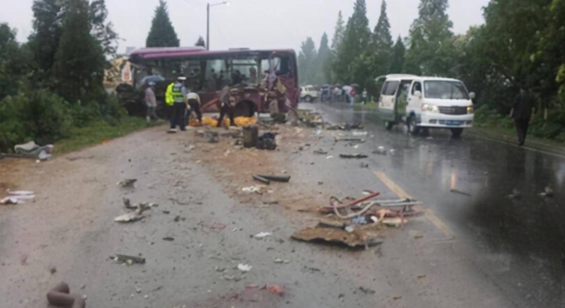 原创16年前突发意外文花枝先救游客后来捡回一条命的她怎样了