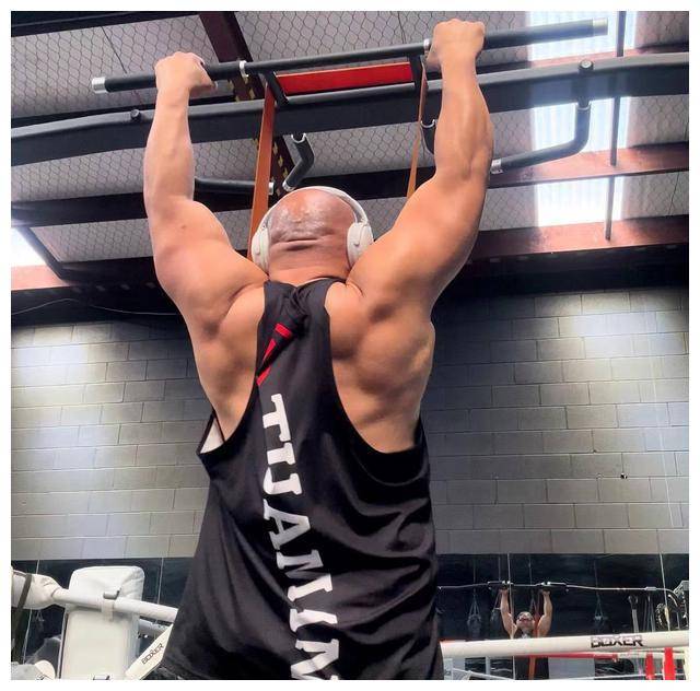 展现惊人体能,五十有余仍奋发图强.