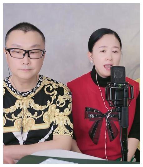 于文华直播庆57岁生日,携尹相杰助阵,网友赞美其美心善声歌.