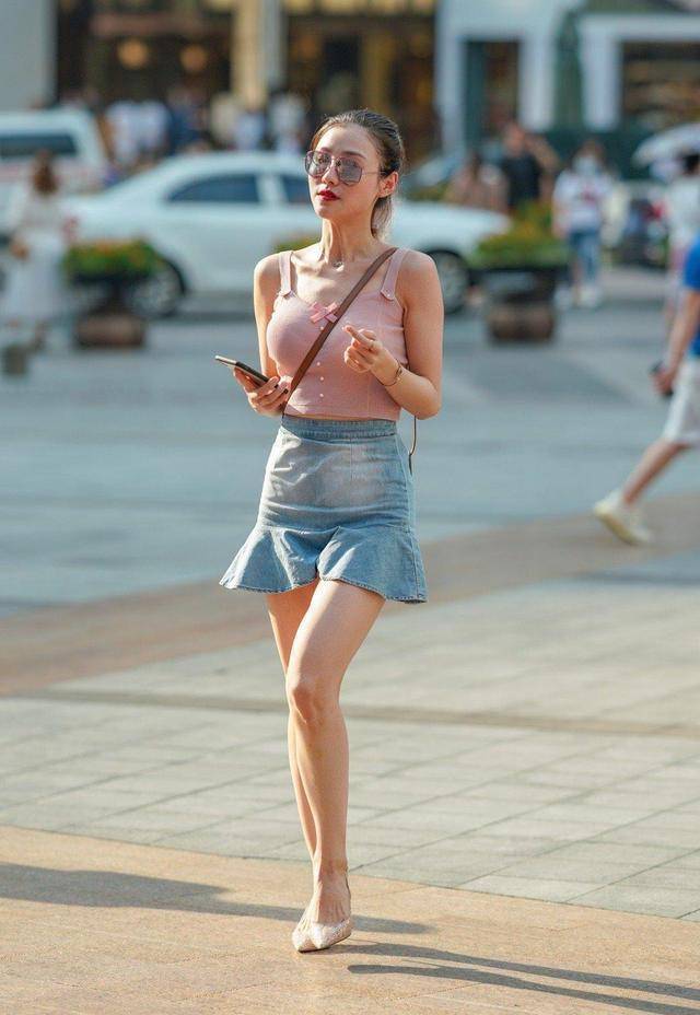 粉色吊带背心搭配短裙,身材和颜值都不差_衣服_款式_女生