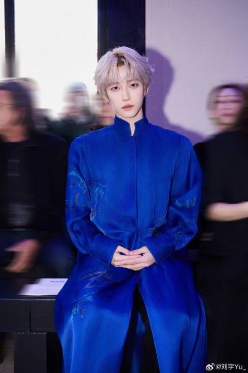 线索,"墨沫"为主题的故事线向世界勾勒出一幅东方时装文化的瑰丽图景