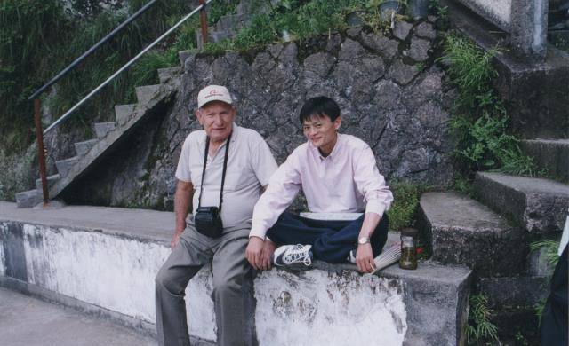 原创35年前这对父子每年资助马云400块上学如今马云用14亿来报答