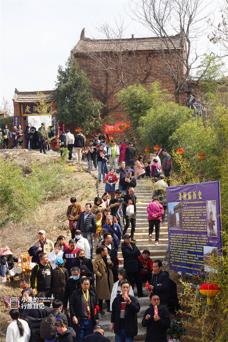 和蓝田水陆庵庙会一样,"老洞会"也是人山人海,热闹非凡.