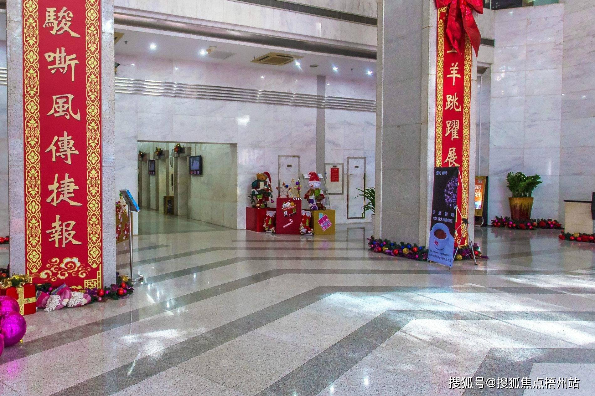 深圳国际商会大厦租120人独立办公室精装修带家具交通便利可注册