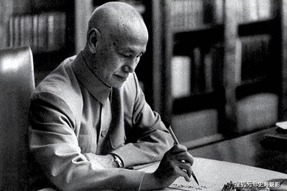 蒋介石原本想让蒋经国接任保密局长,一方面蒋经国是自己的儿子,任何