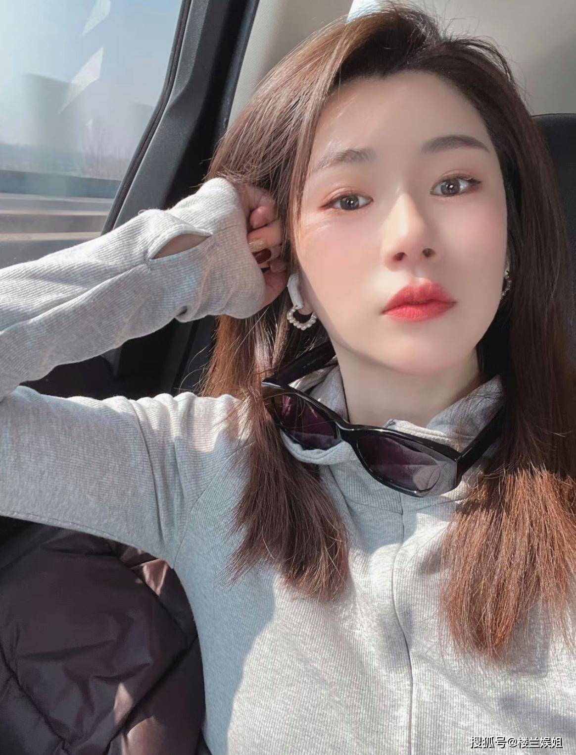 她的名字叫路熙然,长相甜美,声线也不错,非常贴赵丽颖的脸.