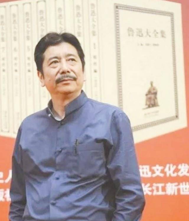 相貌可以说是跟祖父鲁迅是"一个模子里刻出来"的,若不是他傲人的身高