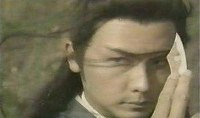 "银戟温侯"吕凤先狂傲自负,以排在"兵器谱"第五为耻,故而抛弃拿手的银