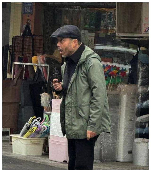 照片中,汪涵戴着一顶黑色鸭舌帽,穿着深色外套,整体低调而朴实.