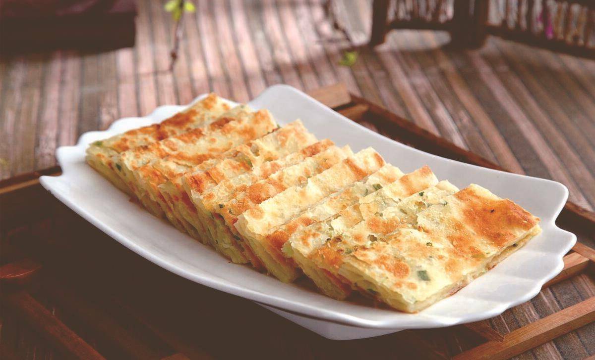 家常烙饼时,不要直接烙,窍门告诉你,松软多层,凉了也不硬!