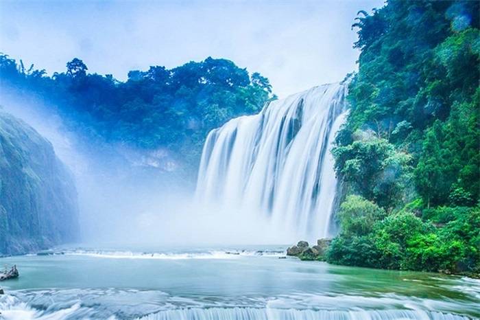到达田园区,从风雨桥旁有一条上山小径.