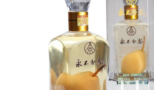 然后在没有破损的情况下,保证每一颗粒都是成熟的,然后在酒瓶中倒入