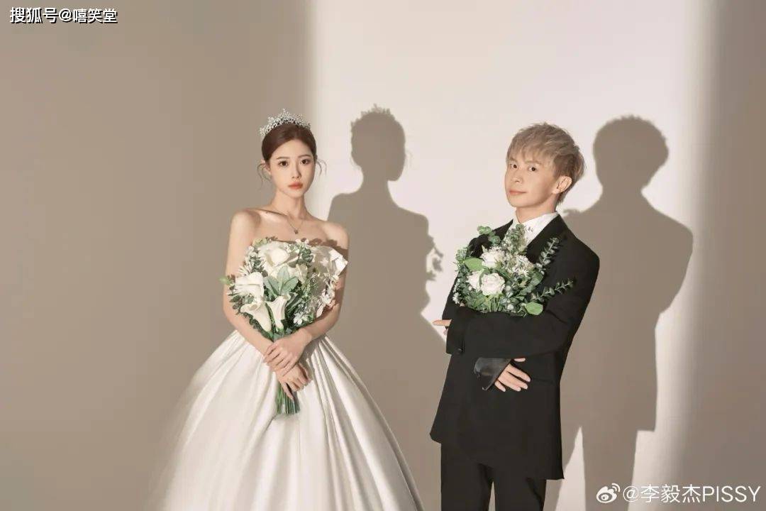 杨和苏在最近直播中已经提前剧透,马上要有2个rapper要结婚了.