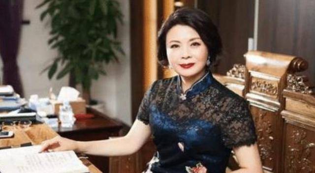 张云芹的学生出生在经商家庭中,性格十分开朗,严介和不禁对张云芹动了