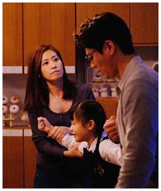 当陈自瑶与王浩信合作出演的电视剧《婚后事》开播,引发了观众们一波