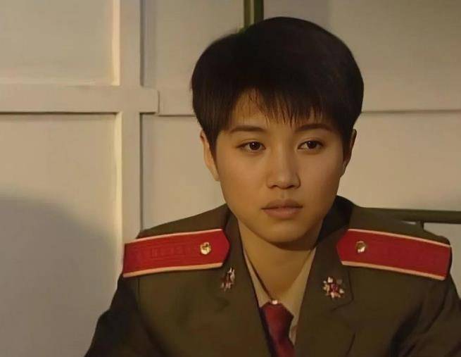 曾经大火的《红十字方队》,颜丙燕就参演其中,她扮演年轻貌美的女兵