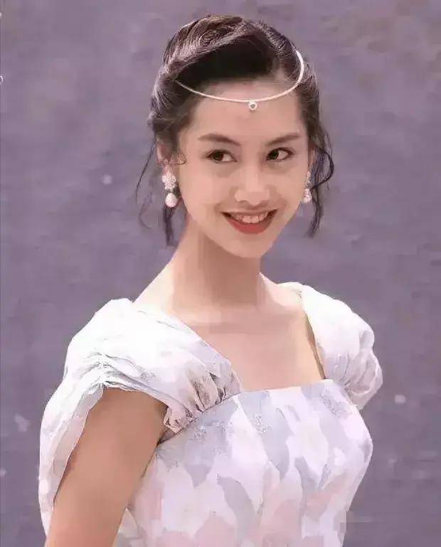 53岁朱茵活成了大妈的样子?住深山村屋开两万块破车_生活_阿昱_方式