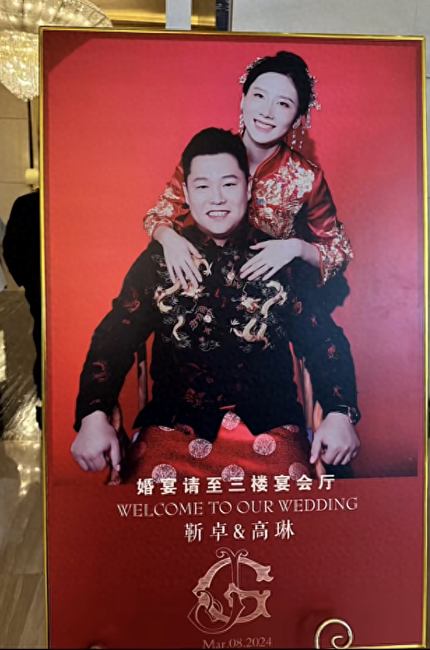 从曝光的婚礼现场照看,婚礼开始后高德福挽着女儿华丽登场,高德福一身