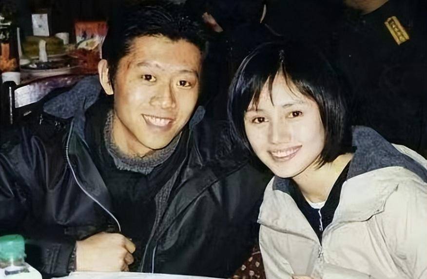 袁泉和夏雨的感情是校园恋爱,从校园走进的婚姻的一段美好感情.