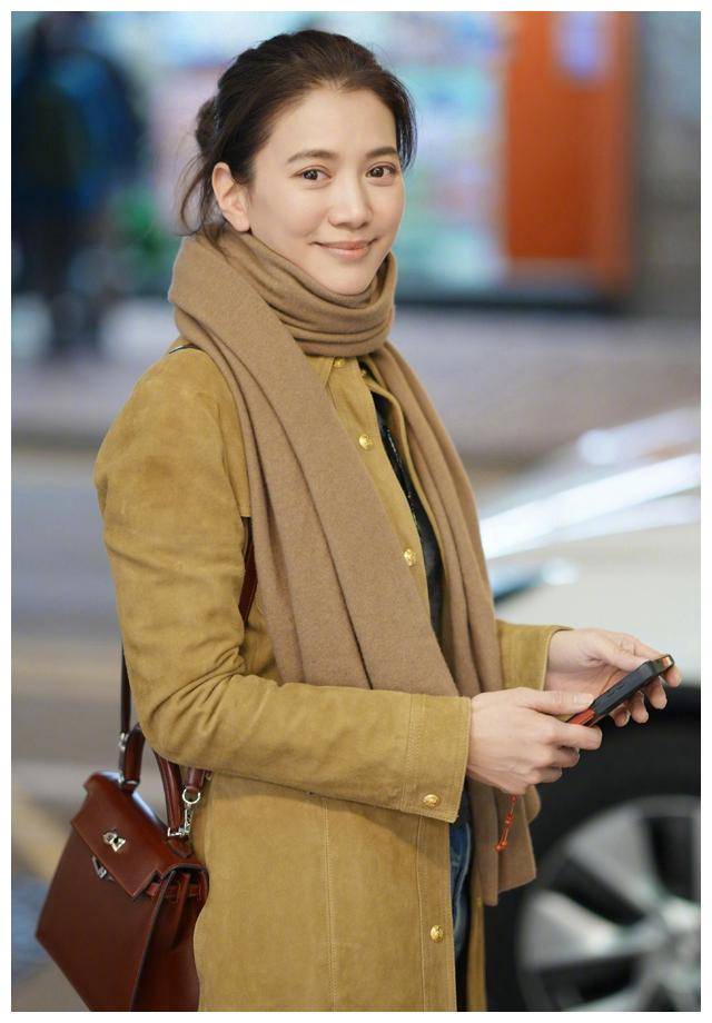 52岁袁咏仪素颜近照曝光,颜值不减,爆改明星教科书!_张智霖_演技_香港