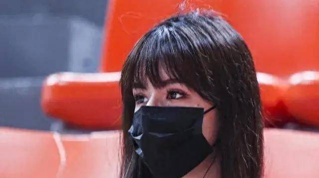 原创宁波主帅阿的江女子52岁仍气质十足女儿阿迪娜太美了