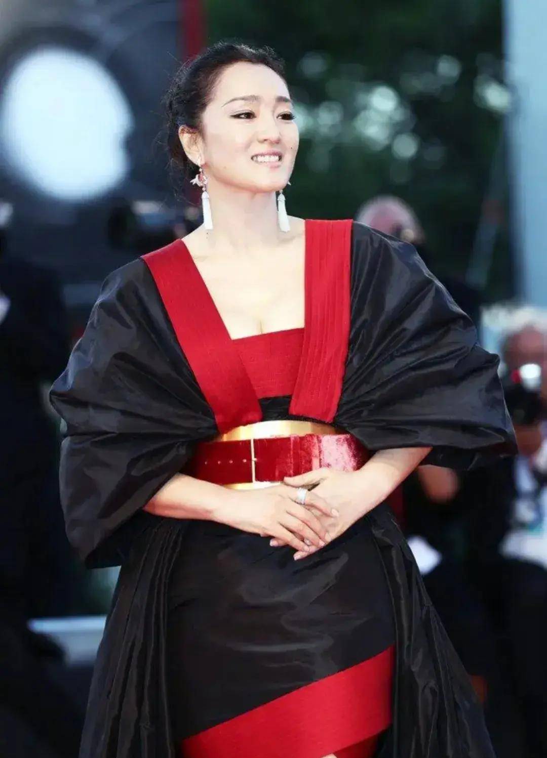 原创巩俐的脸绷得真紧常年坚持烟熏妆裸色口红越看越有味道