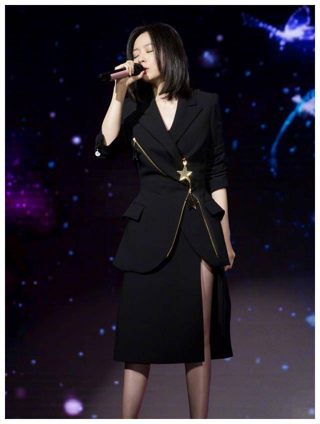 张靓颖38岁尽显时尚魅力内衣西装搭配大胆惊艳扣子敢不扣