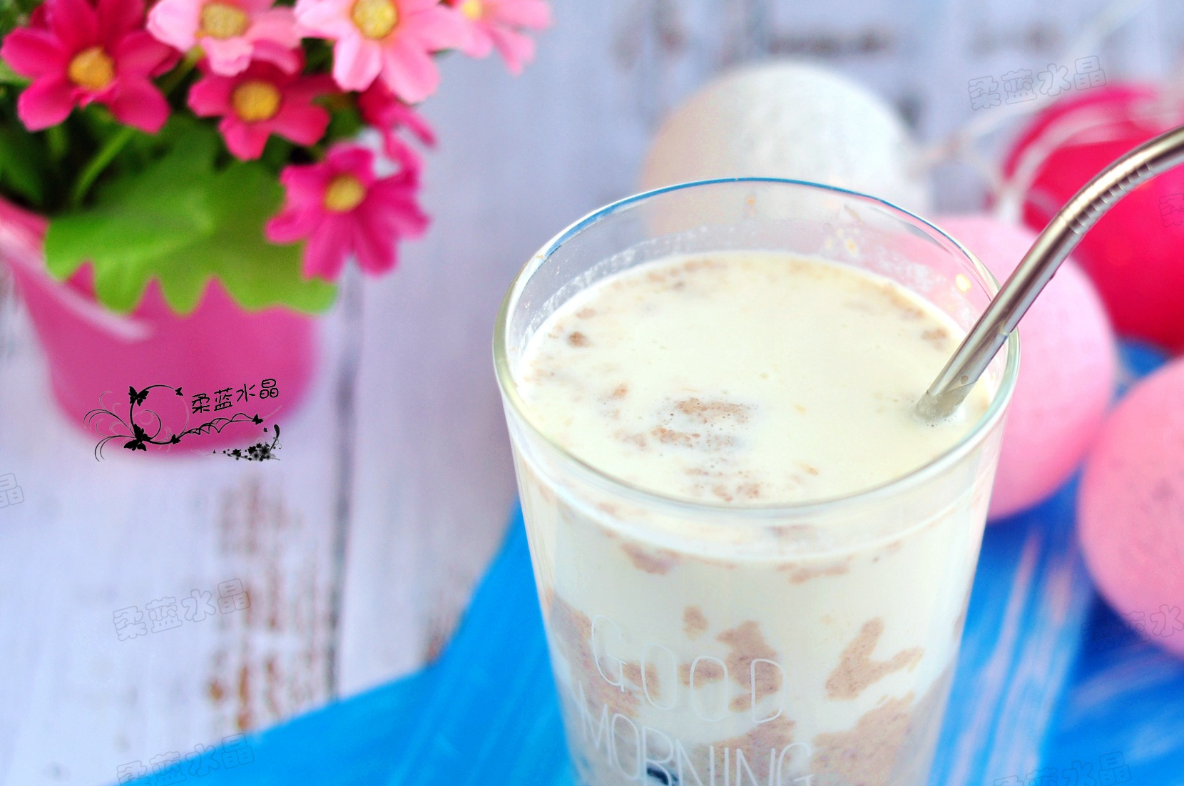 3.将香芋馅倒入碗中一些,倒入淡奶油搅成泥状.4.抹在杯子内壁上.5.